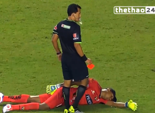 VIDEO: Vào bóng thô bạo, thủ môn giả vờ bất tỉnh để tránh thẻ đỏ