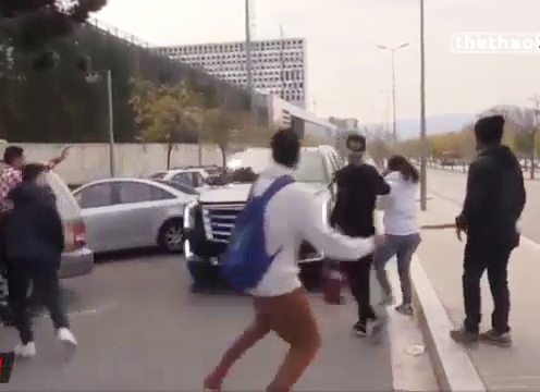 VIDEO: Messi đâm thẳng ô tô khiến fan 'chạy như vịt'