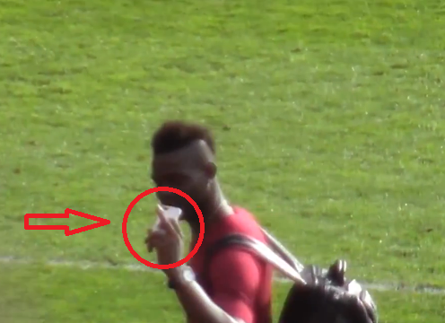 VIDEO: Bị chế giễu Balotelli giơ 'ngón tay thối' khiêu khích CĐV Man United