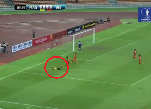 VIDEO: Cầu thủ U23 Malaysia ăn vạ để kiếm pen bất thành