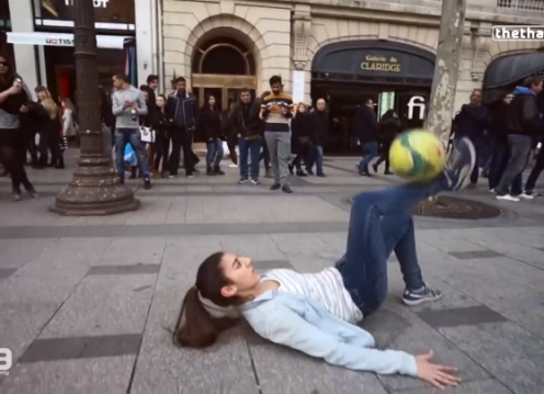 VIDEO: Màn trình diễn bóng đá đường phố đầy hấp dẫn của 1 cô gái