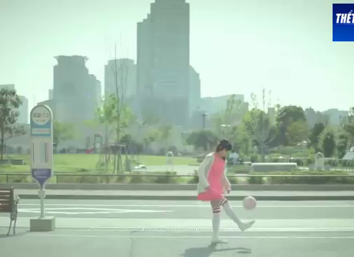 VIDEO: Ngắm vẻ duyên dáng của hot girl Nhật Bản khi tâng bóng