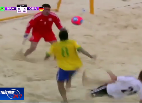 VIDEO: Tình huống tâng bóng ghi bàn từ giữa sân của vũ công Samba