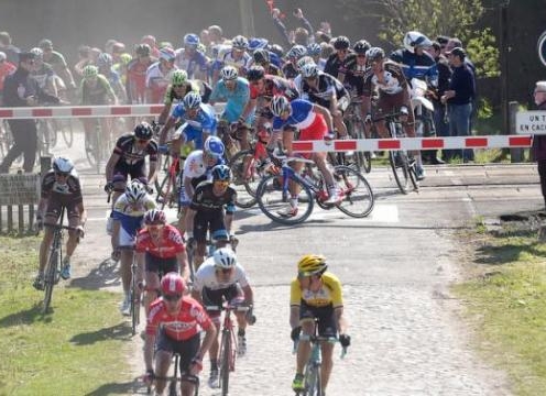 VIDEO: Đùa với tử thần nhiều tay đua cố vượt qua đường sắt tại Paris-Roubaix 2015
