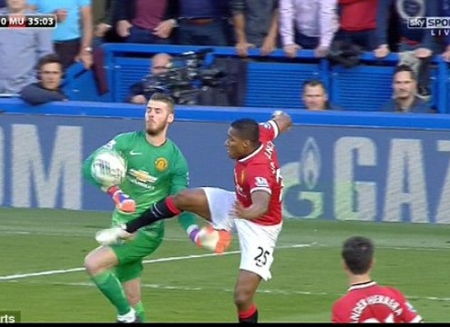 VIDEO: Tình huống De Gea để bóng chạm tay ngoài vòng cấm