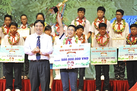 Vô địch game online, nam sinh lớp 9 lĩnh thưởng 500 triệu đồng