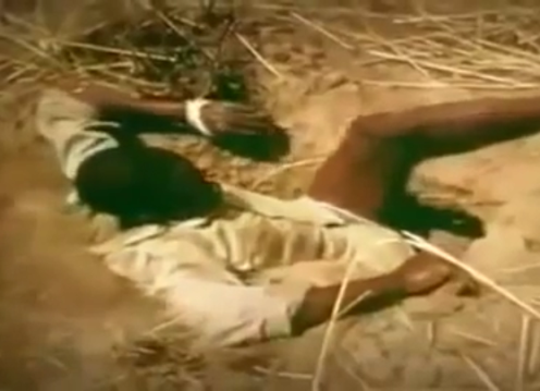 VIDEO: Sốc với cách dùng chân làm mồi nhử câu trăn của dân châu Phi