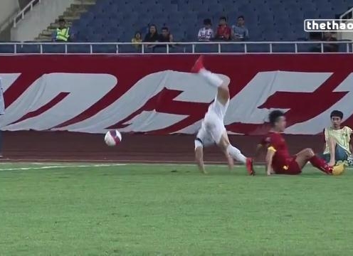 VIDEO: Pha vào bóng khiến Ngô Hoàng Thịnh lỡ SEA Games 28