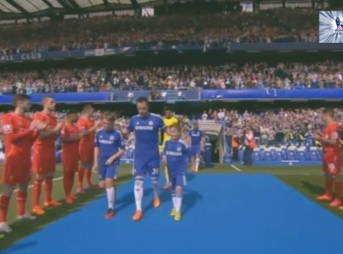 VIDEO: Cầu thủ Liverpool xếp hàng chào đón tân vương Chelsea