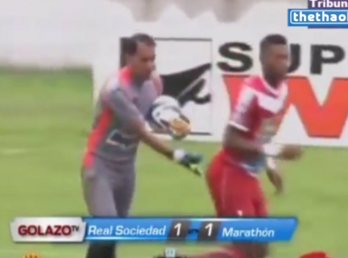 VIDEO: Chết cười thủ môn nhận thẻ đỏ vì tội 'sàm sỡ' đối phương