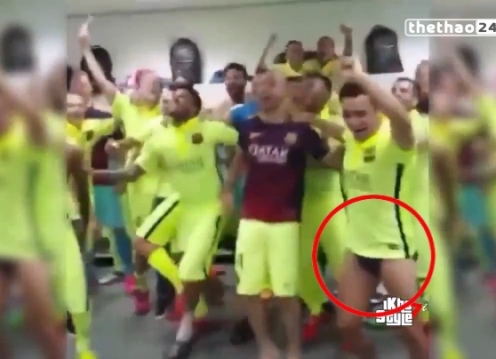 VIDEO: Màn ăn mừng hài hước của Xavi trong phòng thay đồ