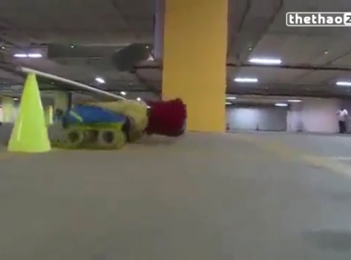 VIDEO: Cậu bé 6 tuổi trượt patin qua gầm 39 chiếc xe ô tô