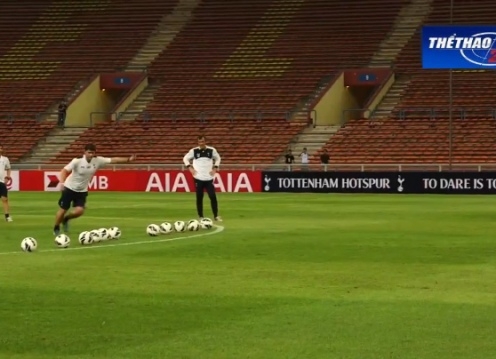 VIDEO: HLV Tottenham trổ tài sút bóng từ giữa sân trúng xà ngang