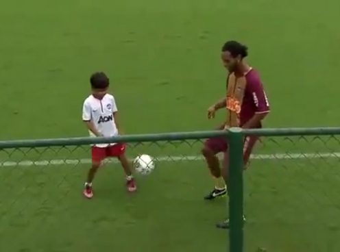VIDEO: Con trai Ronaldinho trổ tài chơi bóng cùng cha