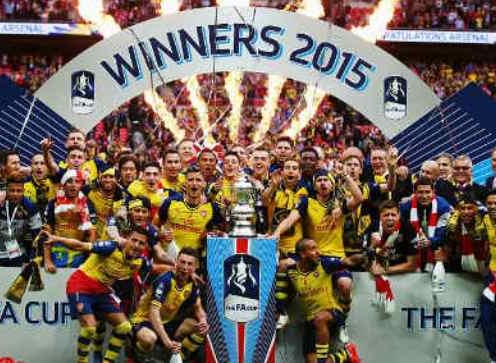 VIDEO: Các cầu thủ Arsenal nhận Cup vô địch FA Cup lần thứ 12