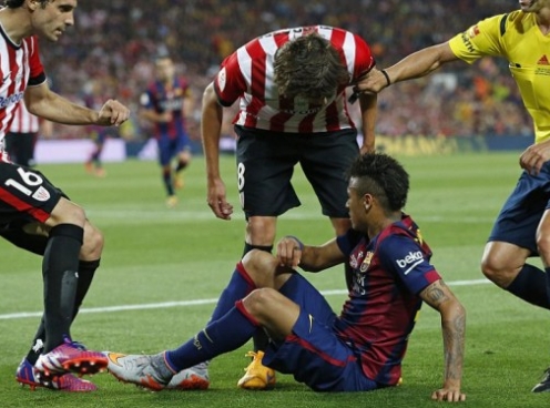 VIDEO: Cầu thủ Bilbao 'phát điên' vì pha bóng kỹ thuật của Neymar