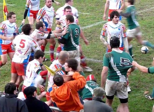 VIDEO: Cầu thủ đánh nhau như trong phim hành động ở một giải đấu tại Nga