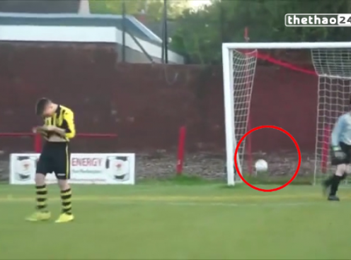 VIDEO: Thủ môn tự đưa bóng vào lưới nhà khi ăn mừng cản phá được penalty