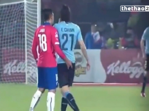 VIDEO: Cầu thủ Chile 'sàm sỡ' với Edison Cavani rồi ăn vạ
