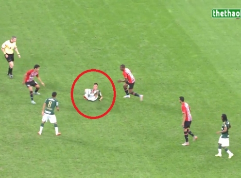 VIDEO: Pha chuyền bóng ngẫu hứng của Cristaldo khi đang nằm sân