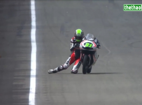VIDEO: Tình huống lê đầu gối về đích của tay đua MotoGP