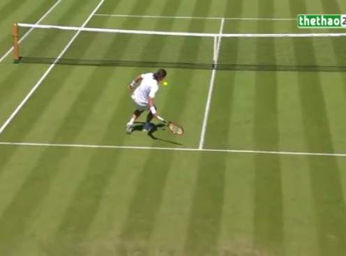 VIDEO: Tay vợt tự đánh bóng vào mặt mình ở giải Wimbledon