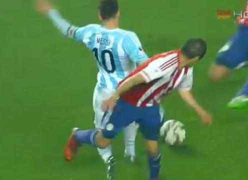 VIDEO: Pha solo kiến tạo đẳng cấp của Messi vs Paraguay