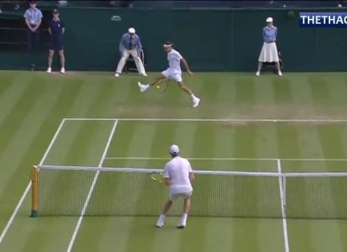 VIDEO: Roger Federer đánh bóng qua 2 chân làm bó tay đối thủ