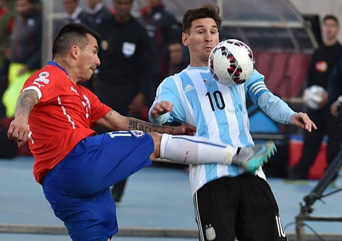 Messi suýt nhập viện sau pha 'bỏ bóng đá người' của cầu thủ Chile