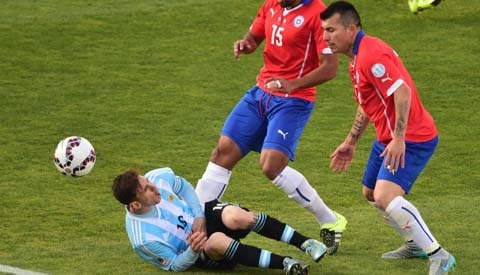 Gia đình Messi bị tấn công ở chung kết Copa America