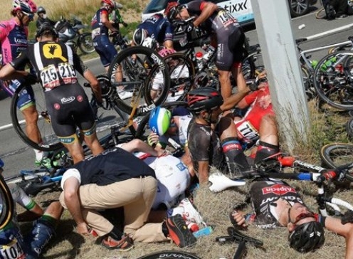 VIDEO: Tai nạn liên hoàn ở giải đua xe đạp vòng quanh nước Pháp