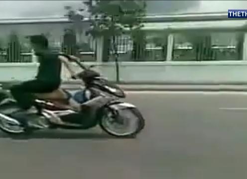 VIDEO: Thót tim với màn đua xe quay lưng cầm lái ở Việt Nam