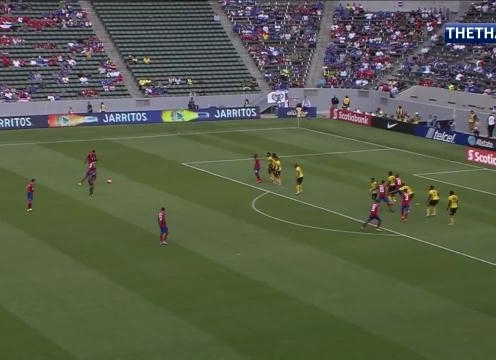VIDEO: Pha phối hợp ghi bàn đẹp mắt trên chấm đá phạt ở Gold Cup