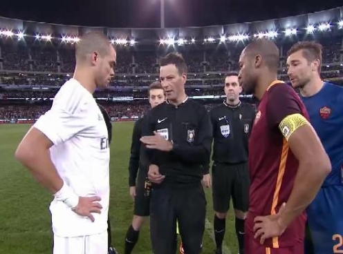 VIDEO: Cựu sao Barca từ chối bắt tay Pepe ở trận giao hữu Real - Roma