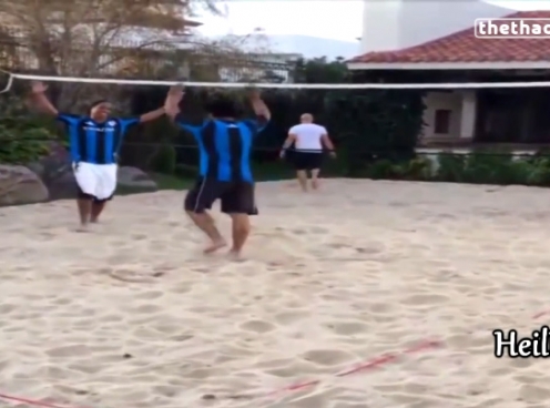 VIDEO: Xem Ronaldinho chơi bóng chuyền bãi biển 'bằng chân'