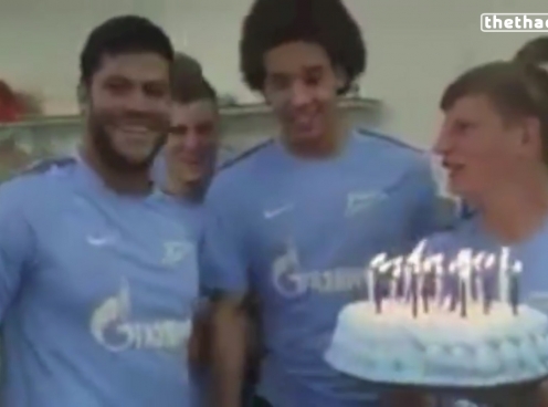 VIDEO: Khi 'người khổng lồ xanh' thổi nến sinh nhật