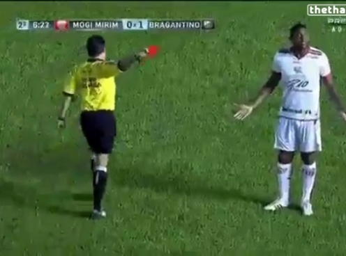 VIDEO: Cầu thủ phải nhận thẻ đỏ trớ trêu vì mặc nhầm áo của đồng đội