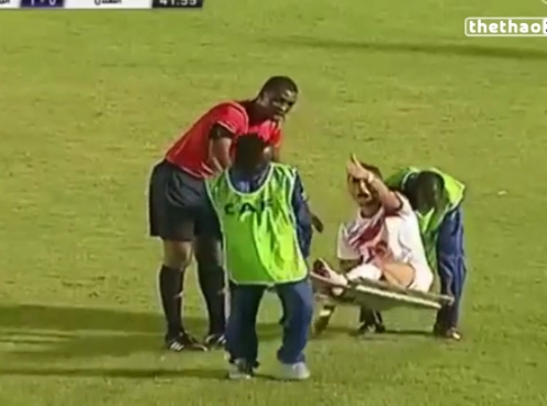 VIDEO: Đội nhà thua trận, nhân viên y tế chơi khăm cầu thủ đối phương
