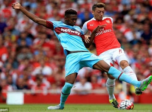 VIDEO: Reece Oxford - Cầu thủ 16 tuổi khiến Ozil 'mất tích' trong trận West Ham vs Arsenal
