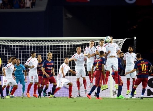 VIDEO: 2 pha sút phạt thành bàn của Messi trong trận Siêu Cup châu Âu