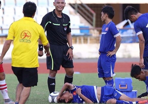 Tiền vệ U19 Lào đá vào bắp chân khiến Thanh Hậu chấn thương