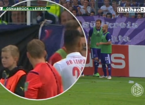 VIDEO: Bị vật thể lạ rơi trúng đầu trọng tài cho dừng cả trận đấu tại Đức
