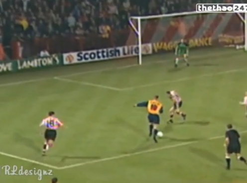 VIDEO: Pha solo ghi bàn khiến hàng hậu vệ sững sờ của Dennis Bergkamp