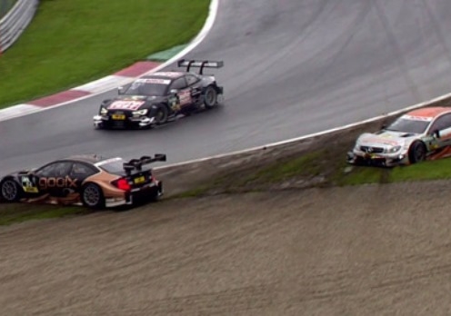 VIDEO: Cách để loại bỏ cùng lúc 2 đối thủ trên đường đua