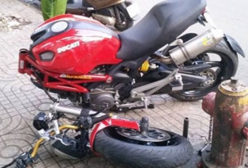 Hi hữu: Quái thú Ducati Monster 795 bị đâm gãy cổ bởi Yamaha Exciter