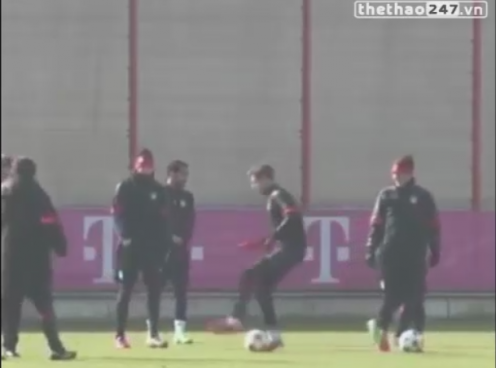 VIDEO: Muller bắt chước điệu bộ đi bóng của Ronaldo trên sân tập