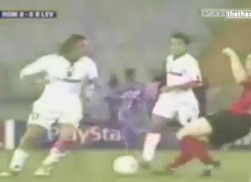 VIDEO: Cách đối phó của Totti khi đối phương vào bóng nguy hiểm