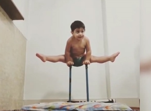 VIDEO: Tròn mắt với khả năng nhào lộn của cậu bé 2 tuổi