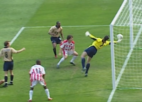 VIDEO: Pha cứu thua ngay trên vạch vôi của thủ thành huyền thoại Arsenal