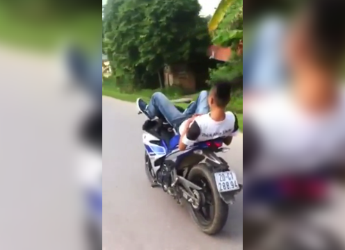 VIDEO: Thanh niên nằm ngửa, lái xe máy bằng 2 chân ở Thái Nguyên